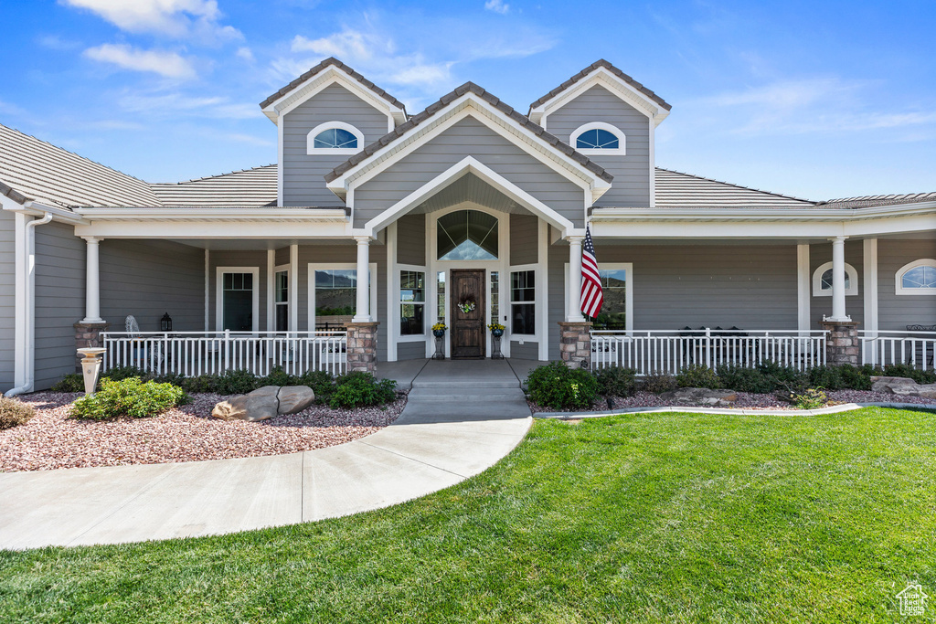 View of front of home featuring a porch and a front yard