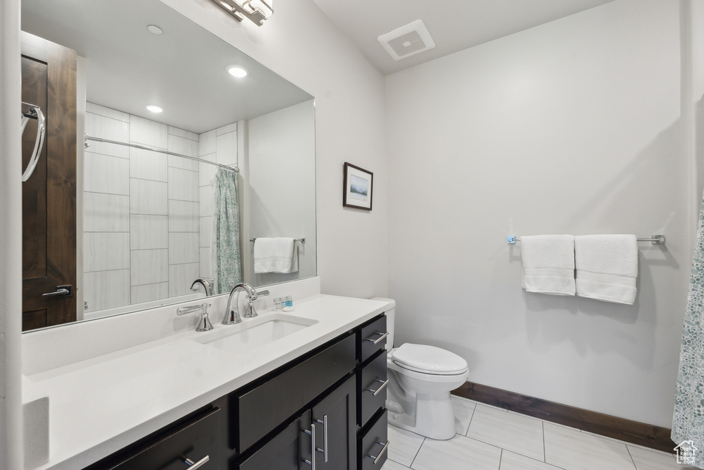 Bathroom featuring baseboards, toilet, a shower with shower curtain, vanity, and recessed lighting