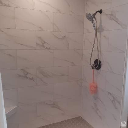 Bathroom featuring a tile shower