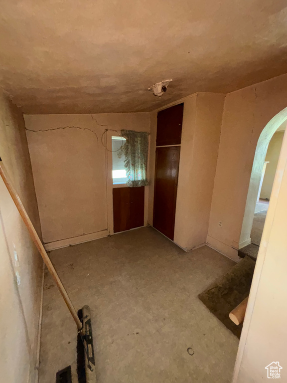 Spare room with arched walkways