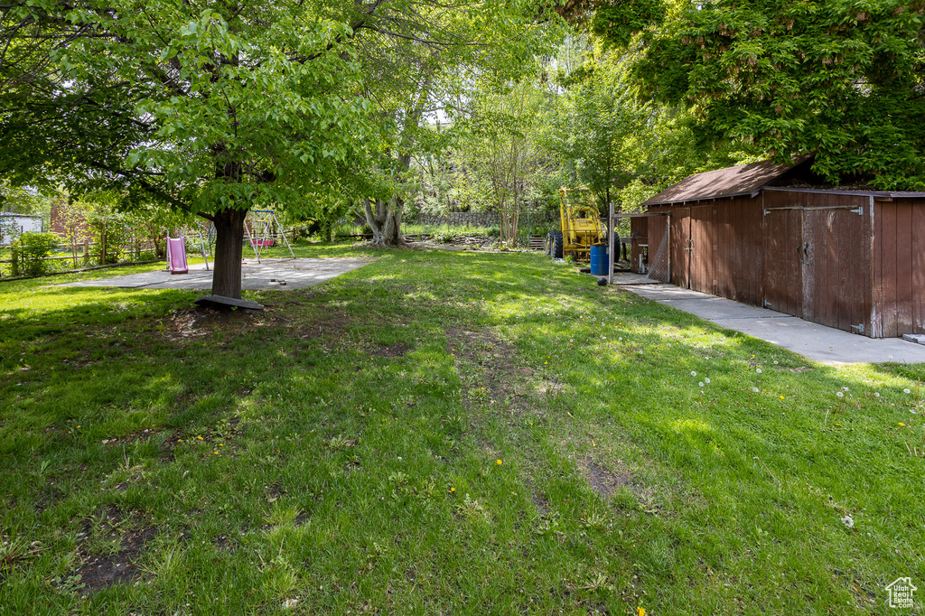 View of yard with a shed and an outdoor structure