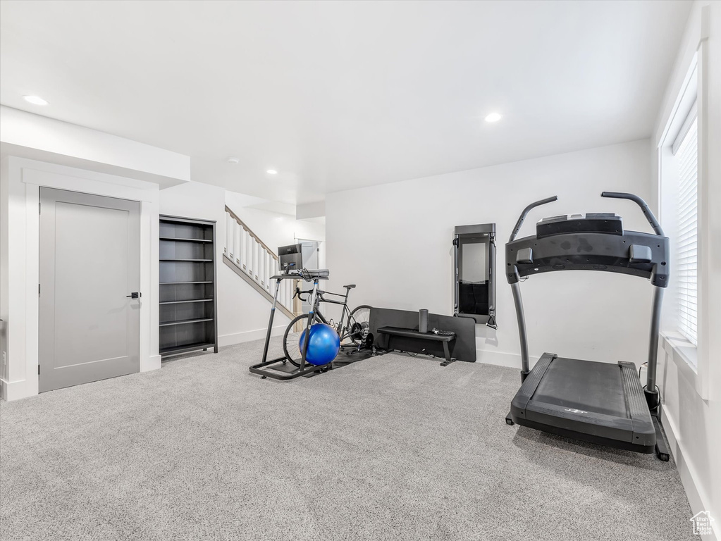 Exercise area featuring carpet flooring, plenty of natural light, recessed lighting, and baseboards