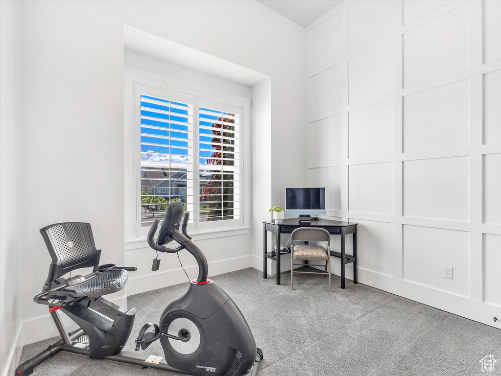 Exercise room featuring carpet flooring and baseboards