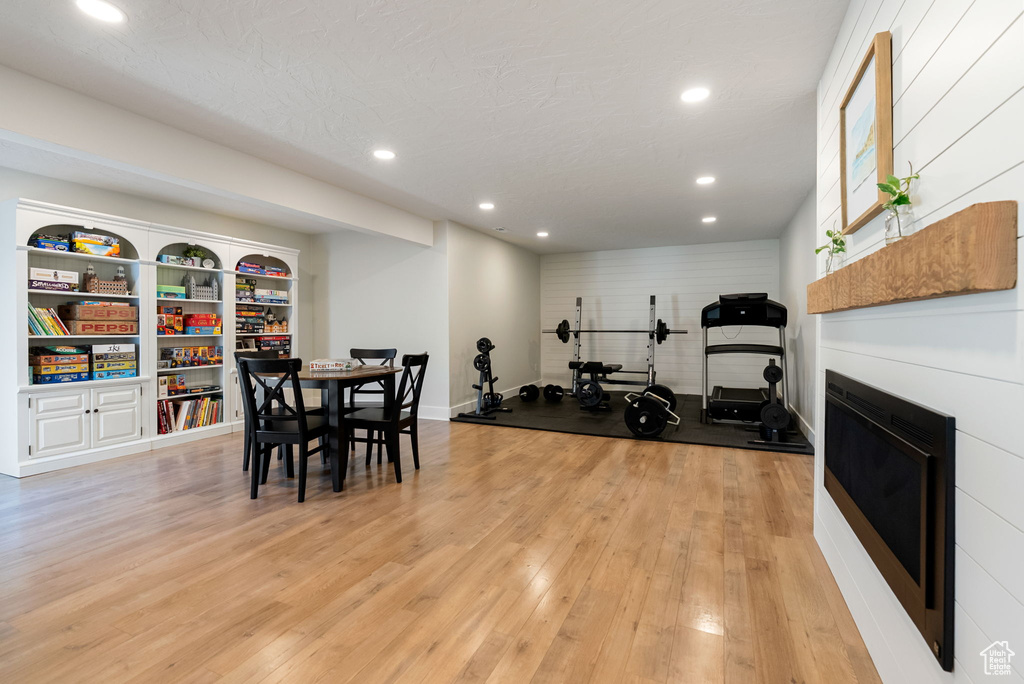 Exercise room featuring light wood-style flooring, recessed lighting, and baseboards