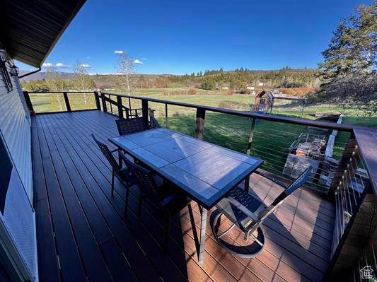 Deck with outdoor dining area