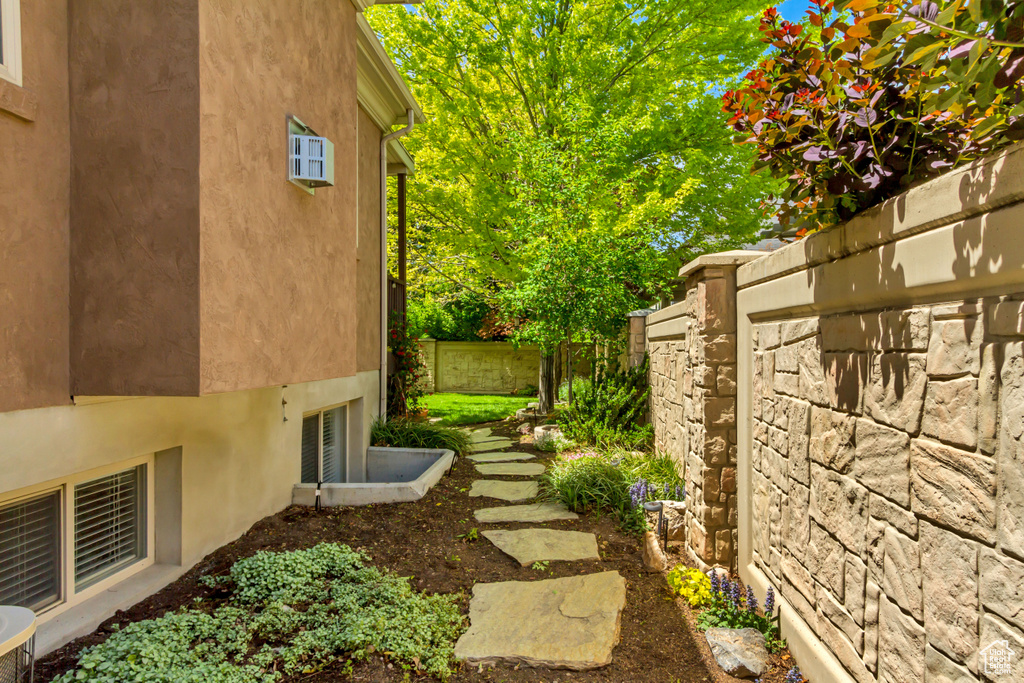 View of home\\\\\\\\\\\\\\\\\\\\\\\\\\\\\\\'s exterior with stucco siding and fence