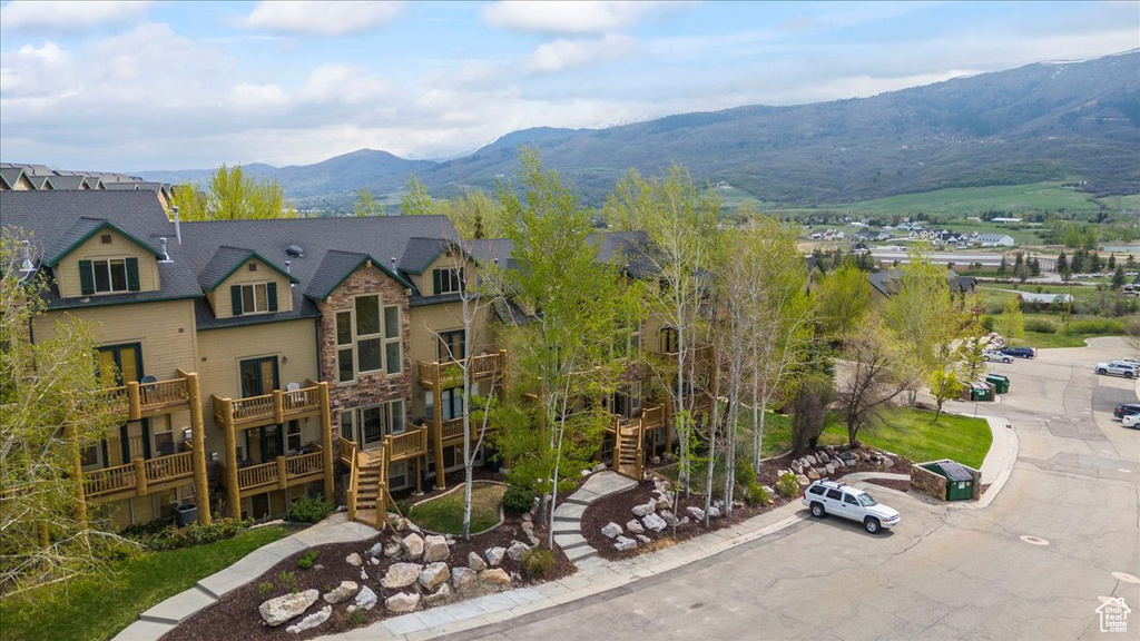 Bird\'s eye view with a mountain view