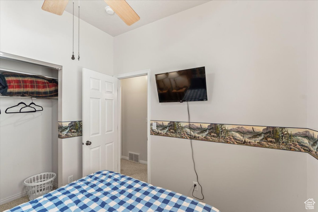 Bedroom featuring carpet, visible vents, baseboards, and a ceiling fan