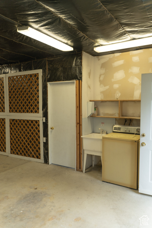 Basement featuring washer / clothes dryer