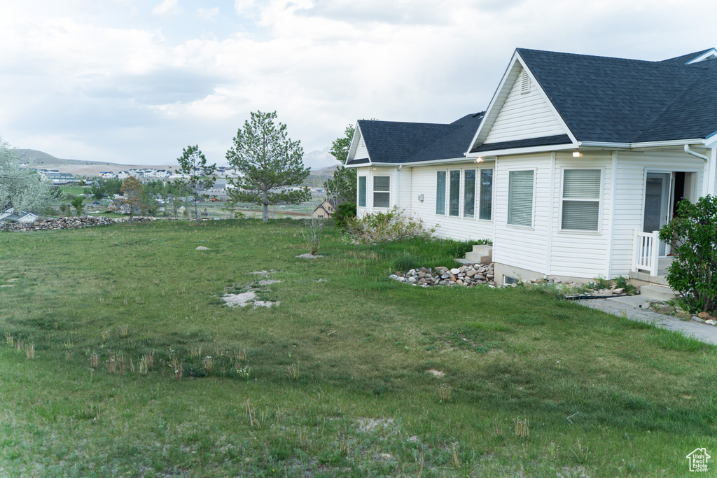 View of grassy yard