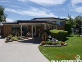 Split level home featuring driveway and a front yard