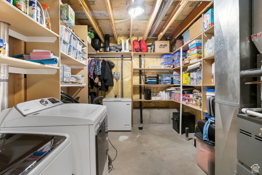 Washroom with washer and dryer