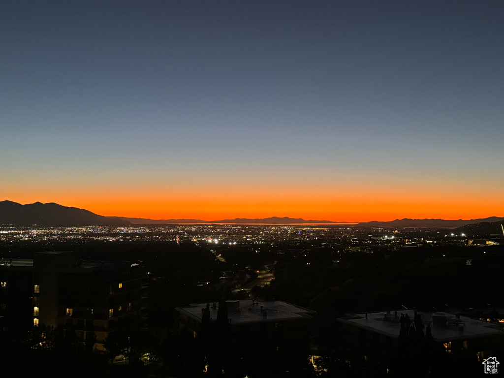 City view featuring a mountain backdrop