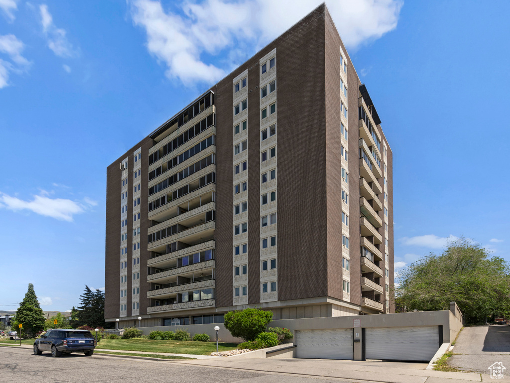 View of apartment building / complex
