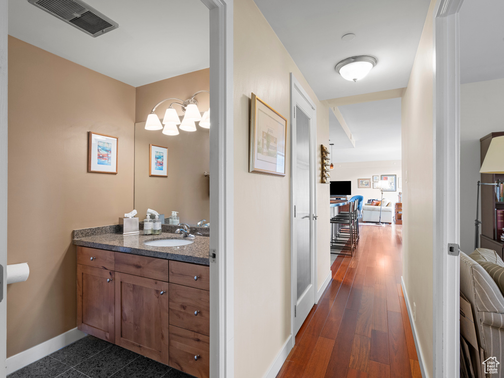 Corridor with a sink and baseboards