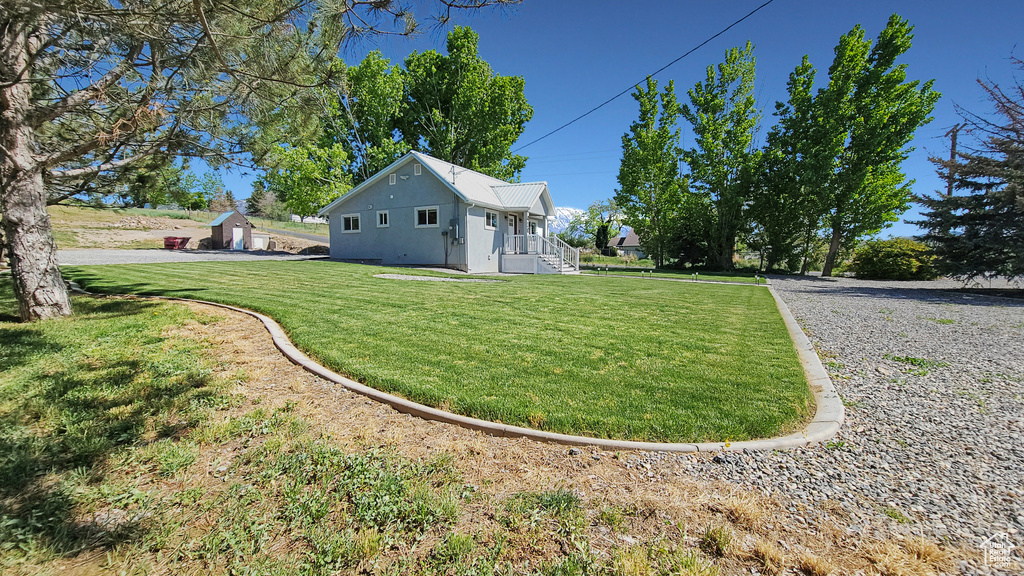 View of grassy yard