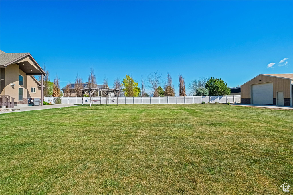 View of yard featuring a detached garage