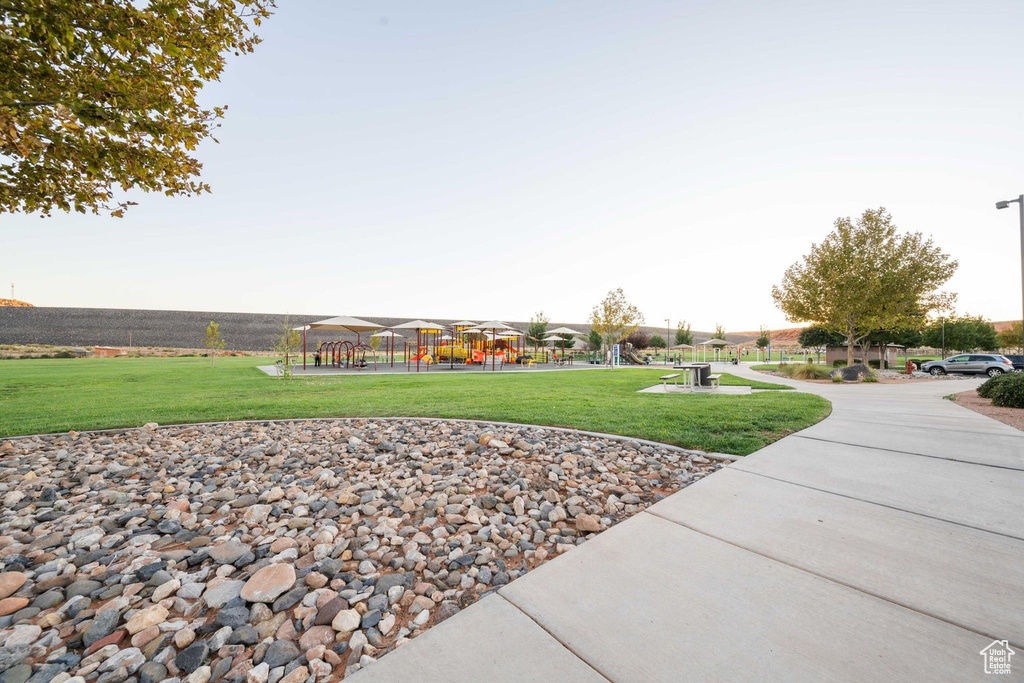 View of property\\\\\\\'s community with a yard