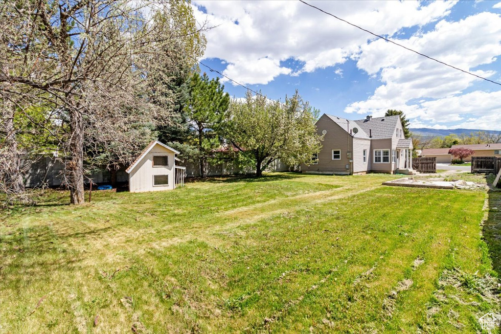 View of yard with an outdoor structure