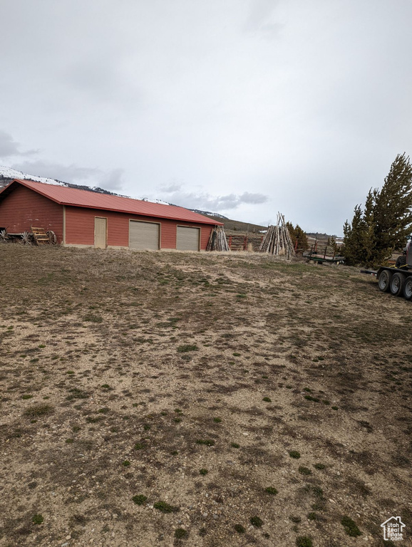 View of yard featuring an outbuilding
