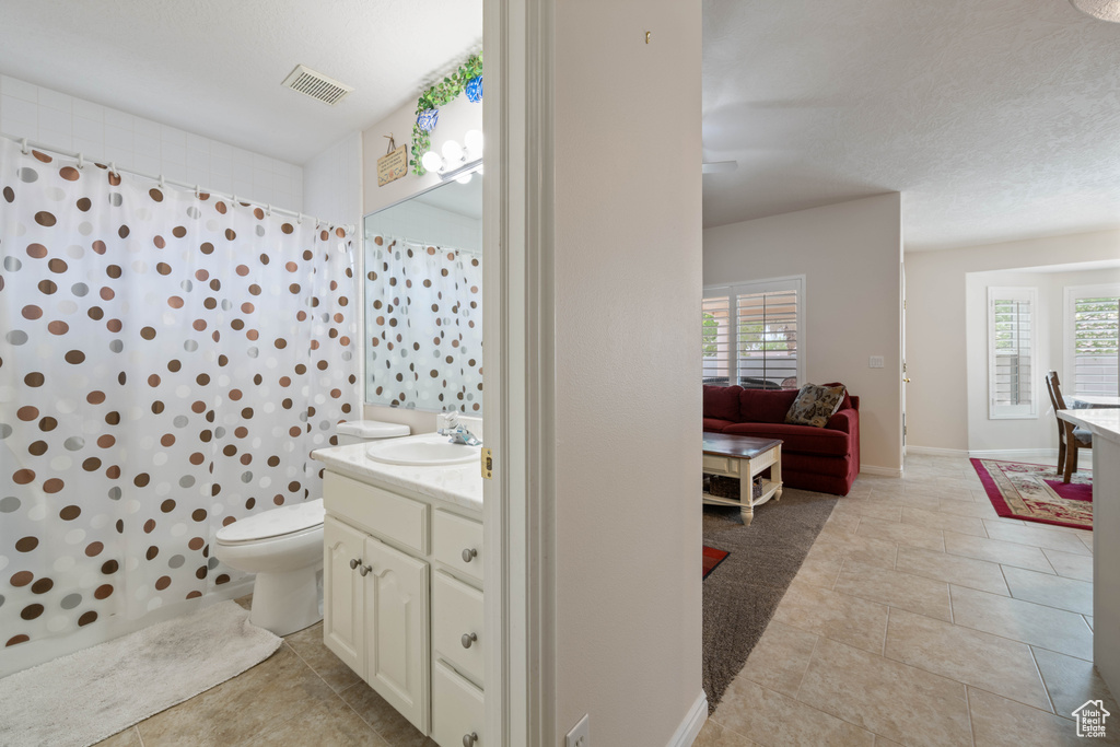 Full bath featuring plenty of natural light, vanity, a shower with curtain, and toilet