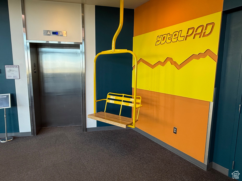 Entrance to property featuring elevator