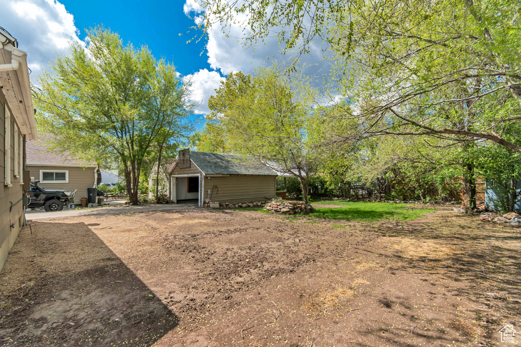 View of yard featuring an outbuilding