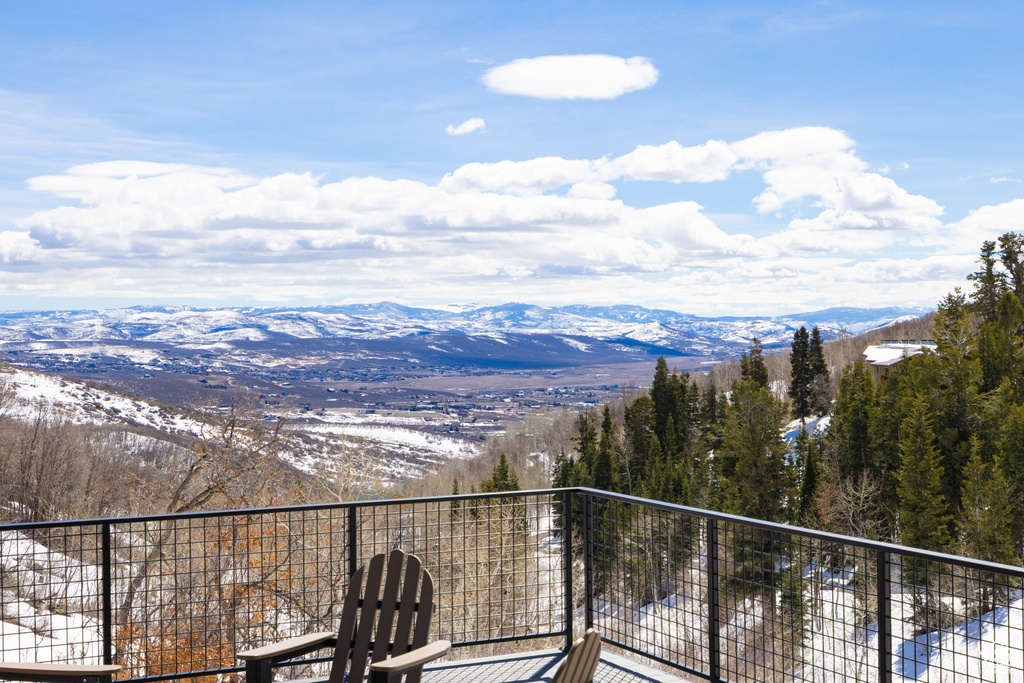 Balcony featuring a mountain view