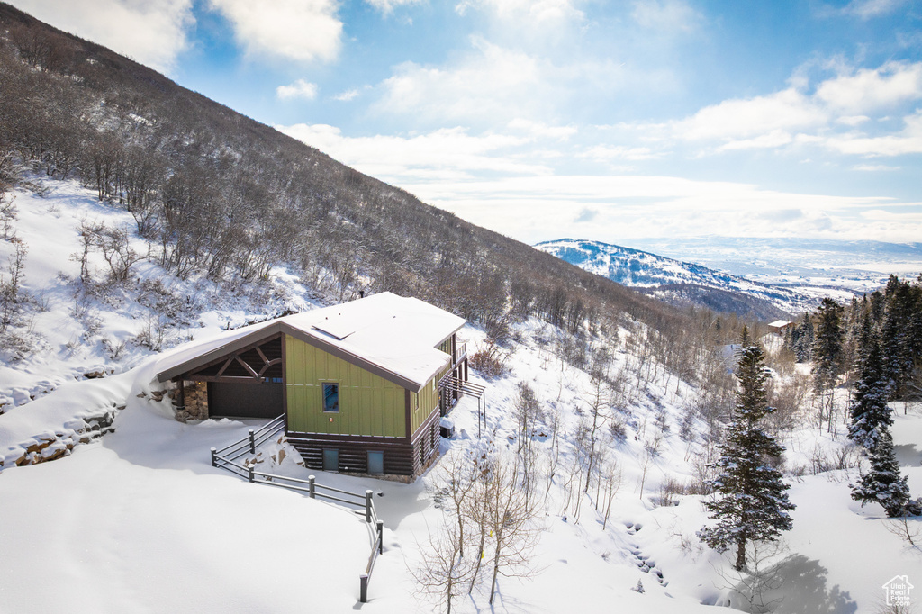 Snowy aerial view featuring a mountain view