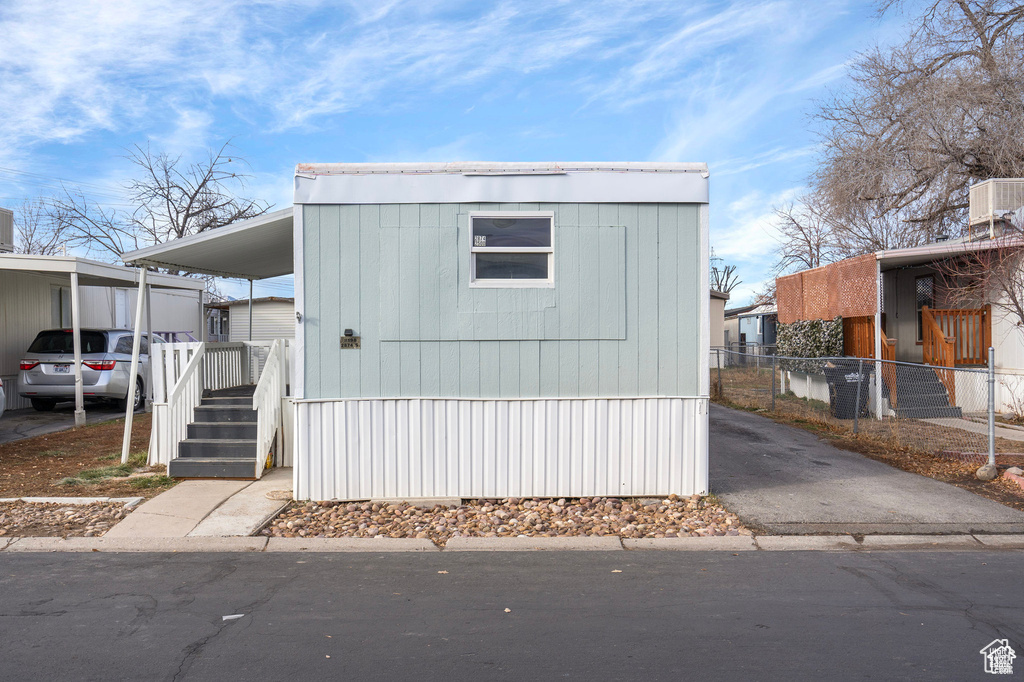 Manufactured / mobile home with a carport