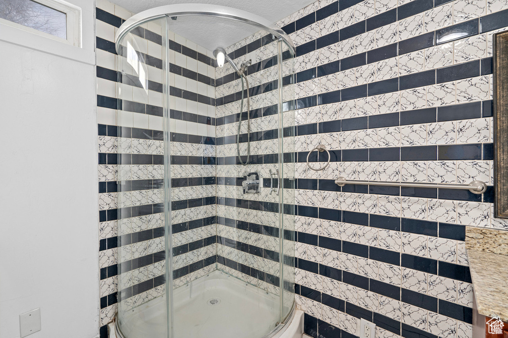 Full bath with bath / shower combo with glass door