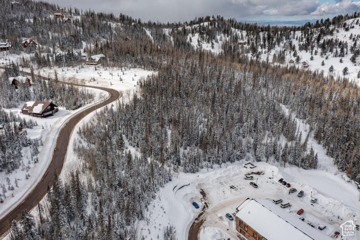 Snowy aerial view featuring a mountain view