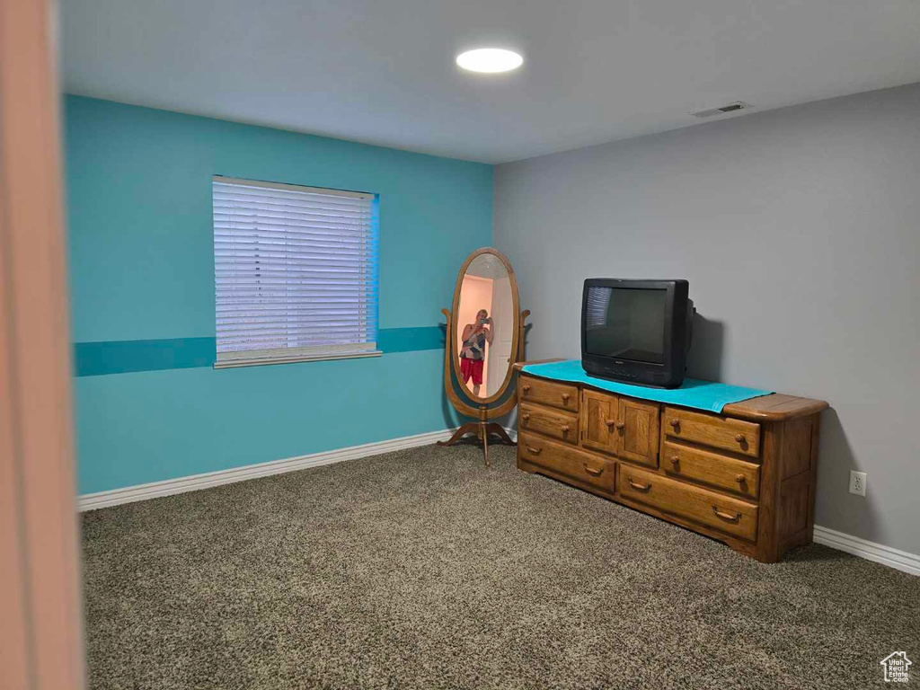 Playroom featuring carpet flooring and baseboards