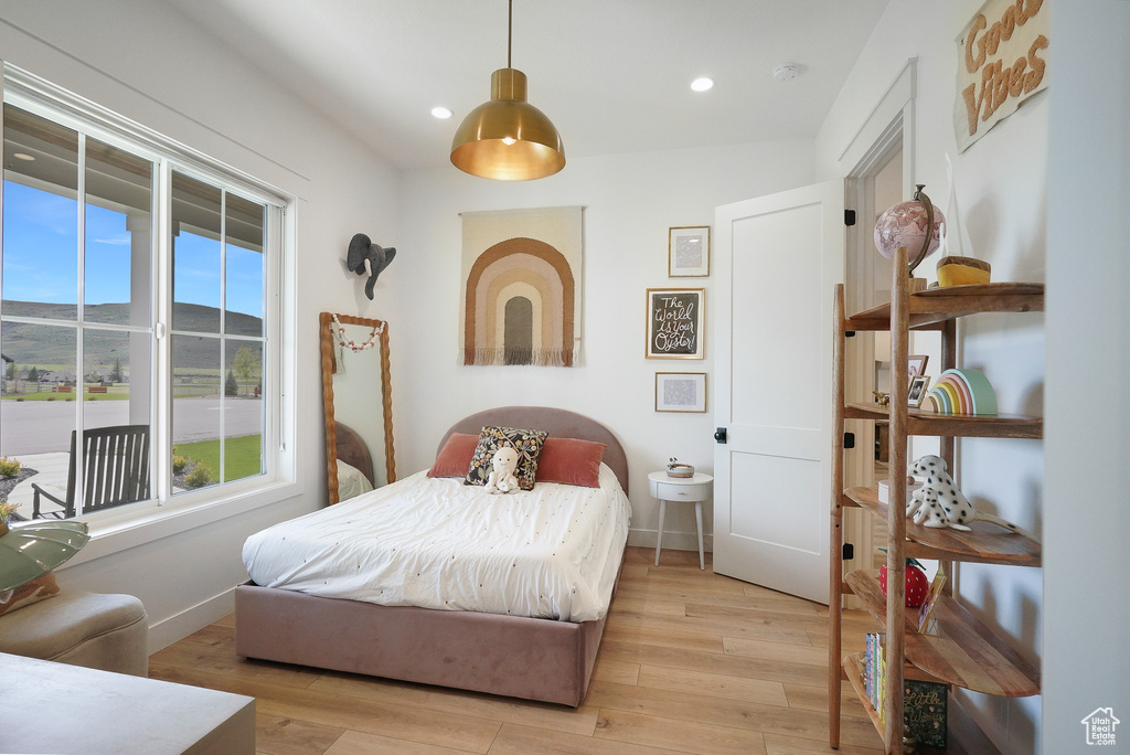 Bedroom featuring multiple windows, light wood-type flooring, baseboards, and recessed lighting
