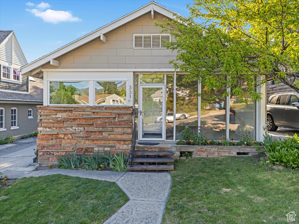 View of front of house featuring a front yard