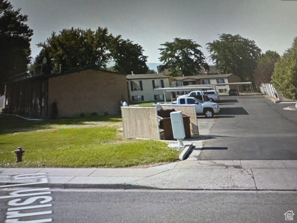 View of front facade featuring a front yard