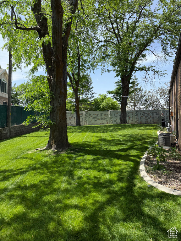View of yard featuring cooling unit