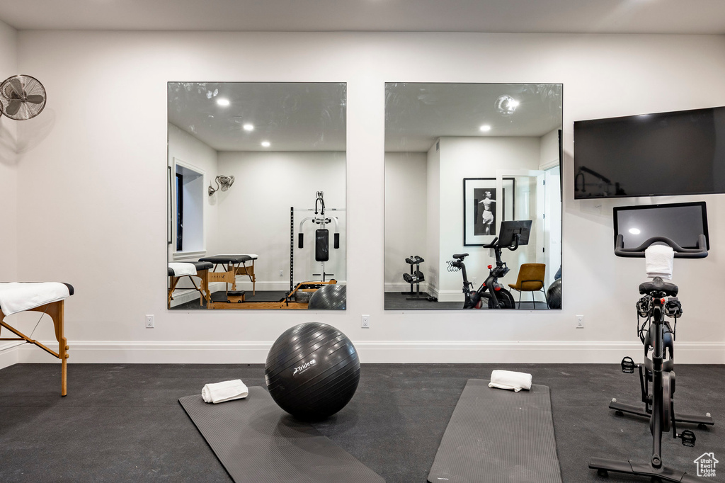 Exercise room featuring baseboards and recessed lighting