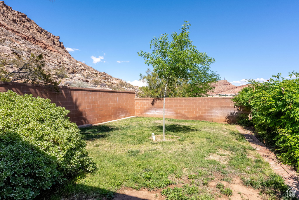 View of yard with a mountain view