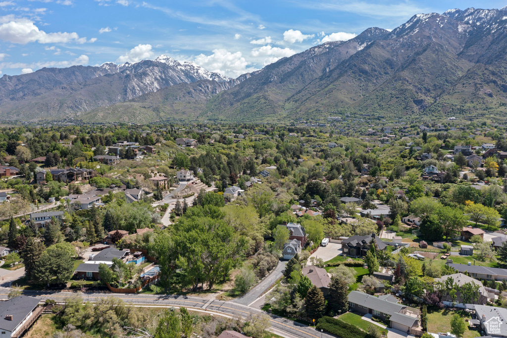 Aerial overview of property\\\\\\\'s location featuring mountains and nearby suburban area
