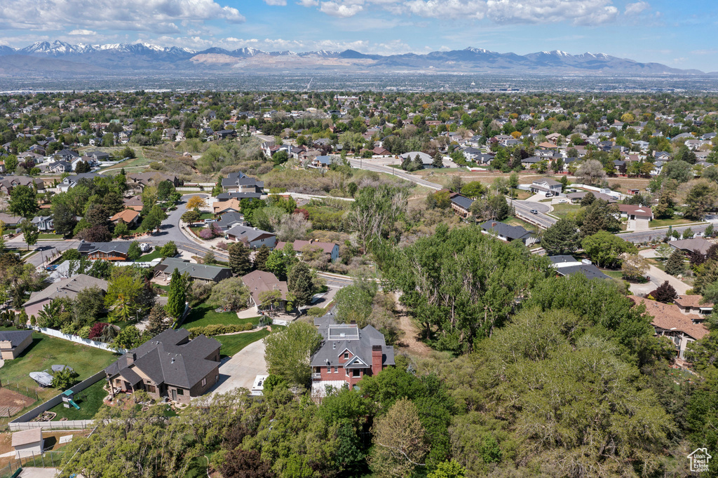 Aerial overview of property\\\\\\\'s location featuring a mountain backdrop and nearby suburban area