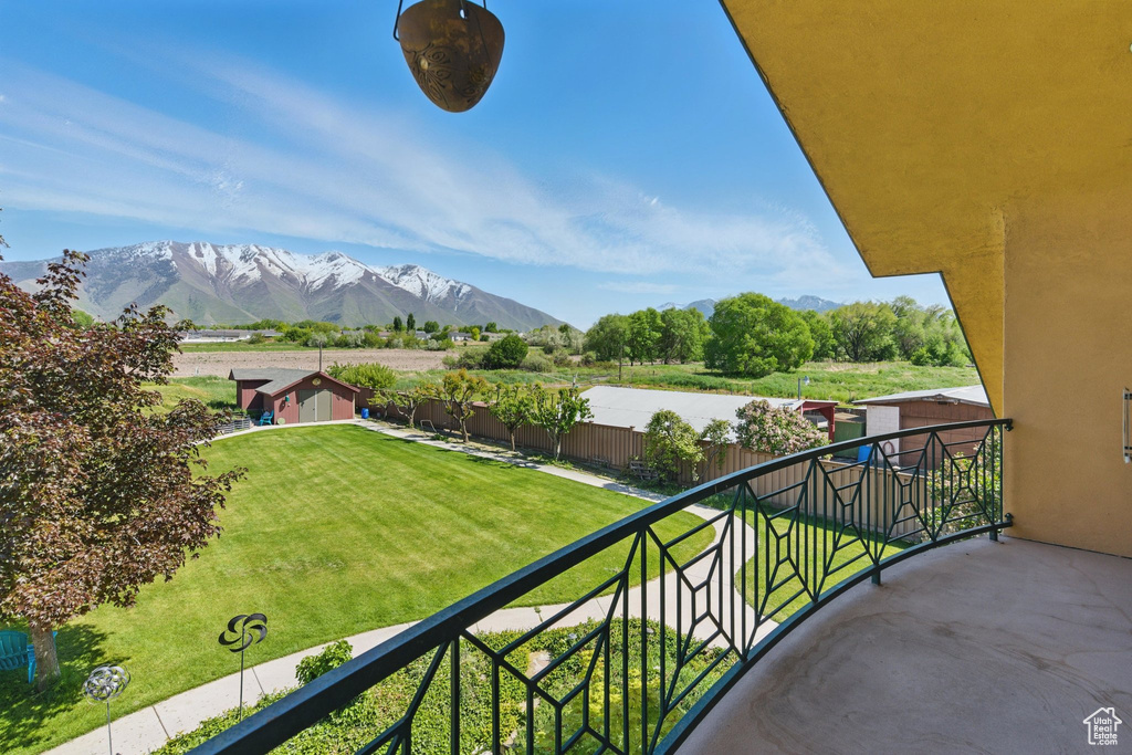 Balcony featuring a mountain view