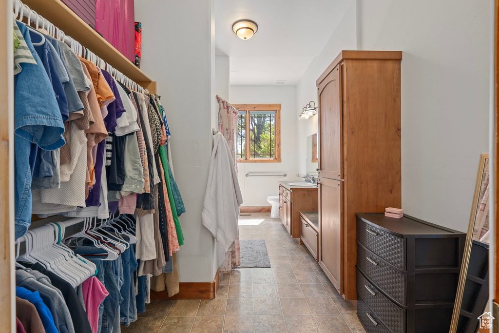 Walk in closet featuring a sink