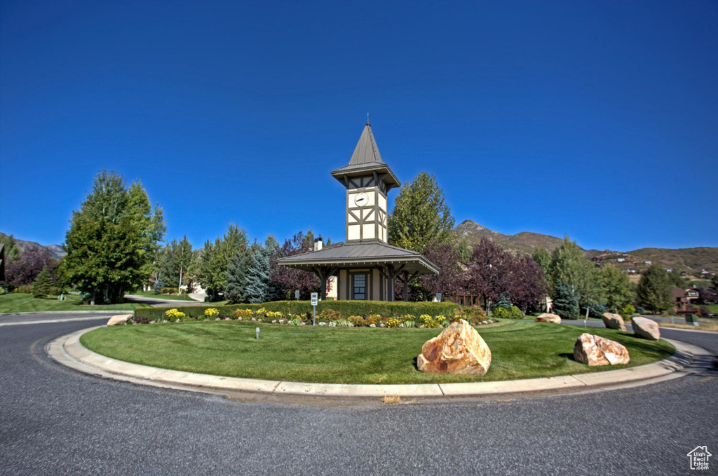 View of home's community with a mountain view and a lawn