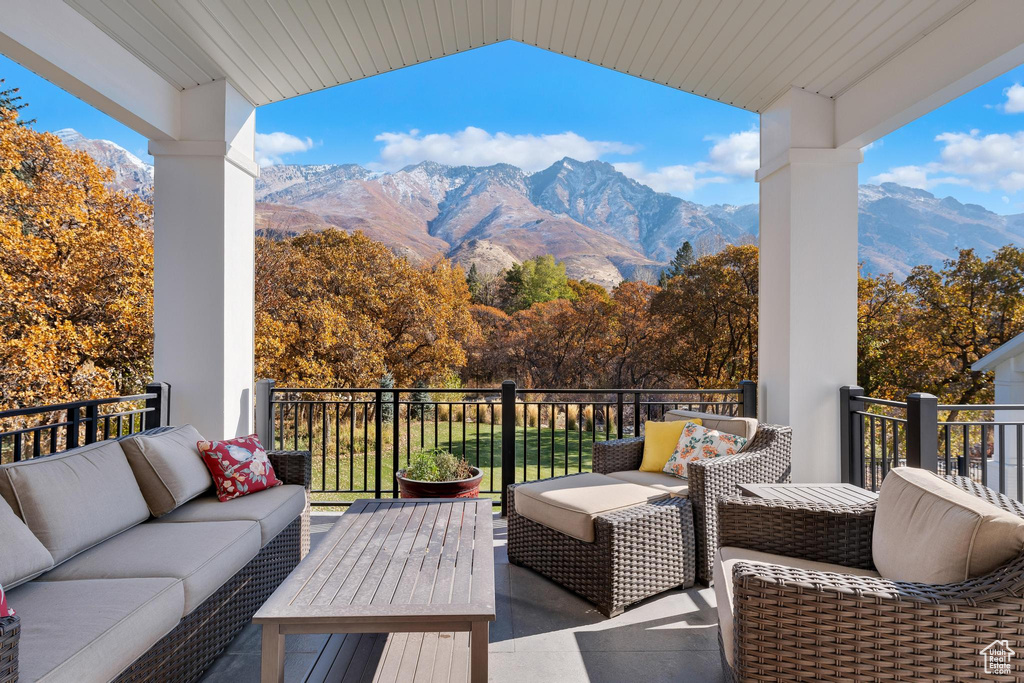 Balcony with a mountain view and an outdoor hangout area