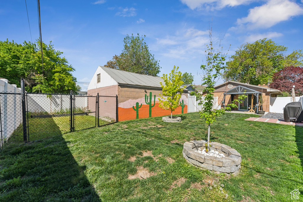 View of yard featuring a gate