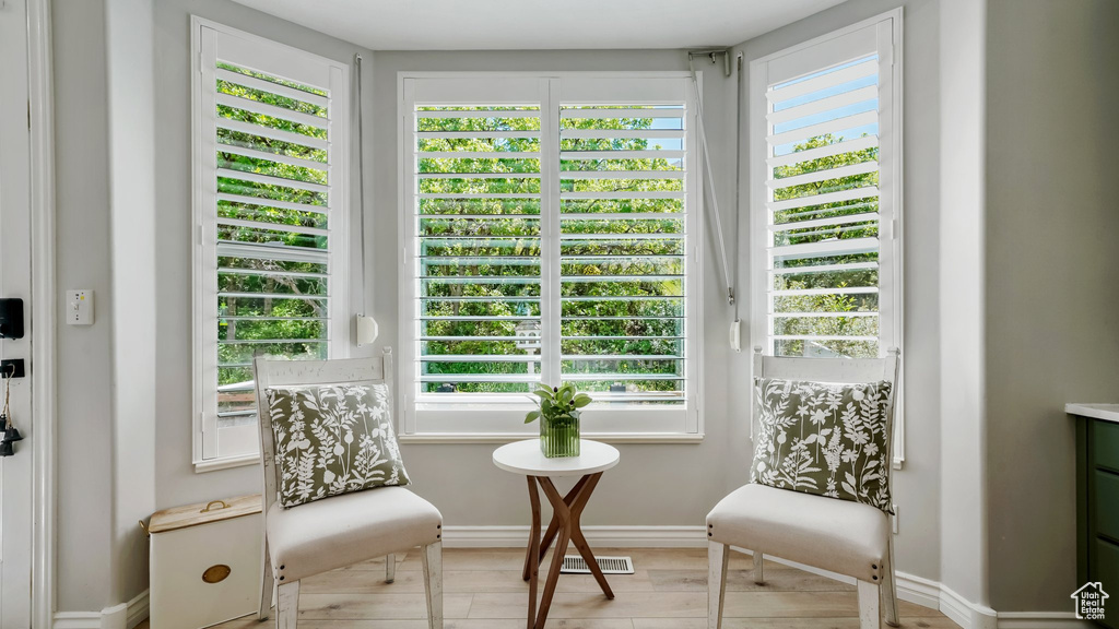 Sitting room with baseboards