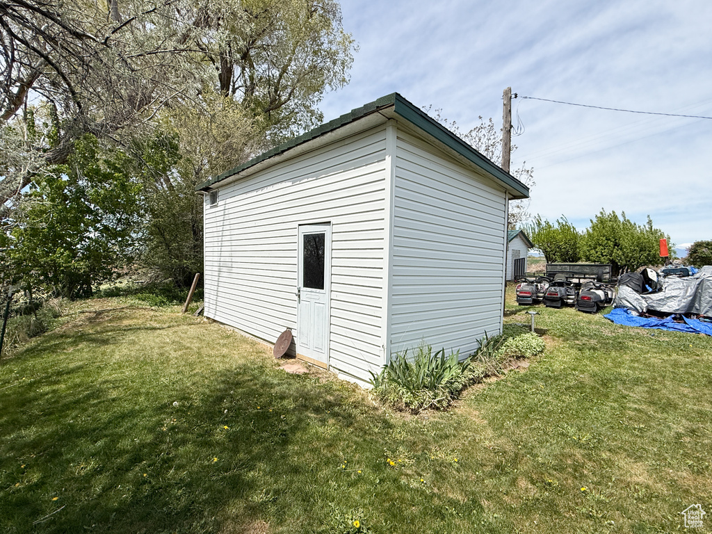 View of outdoor structure featuring an outbuilding