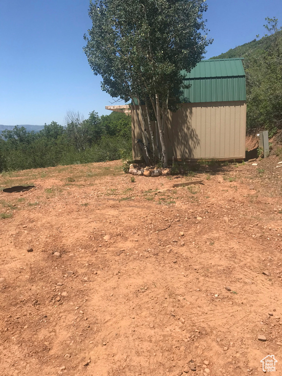 View of yard featuring an outbuilding