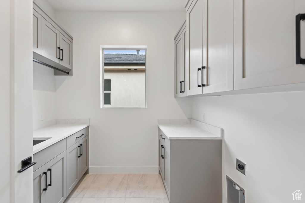 Washroom with hookup for an electric dryer and baseboards